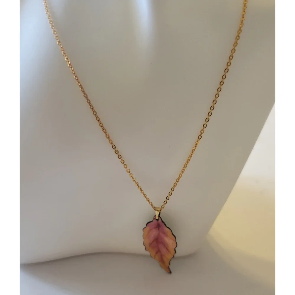 Vintage Estate Necklace Gold Tone Leaf Charm Pendant Classic Fashion Jewelry‎